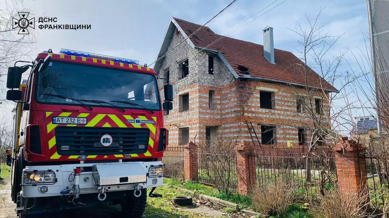 Дві пожежі на Прикарпатті: горів житловий будинок та недіючий одноповерховий