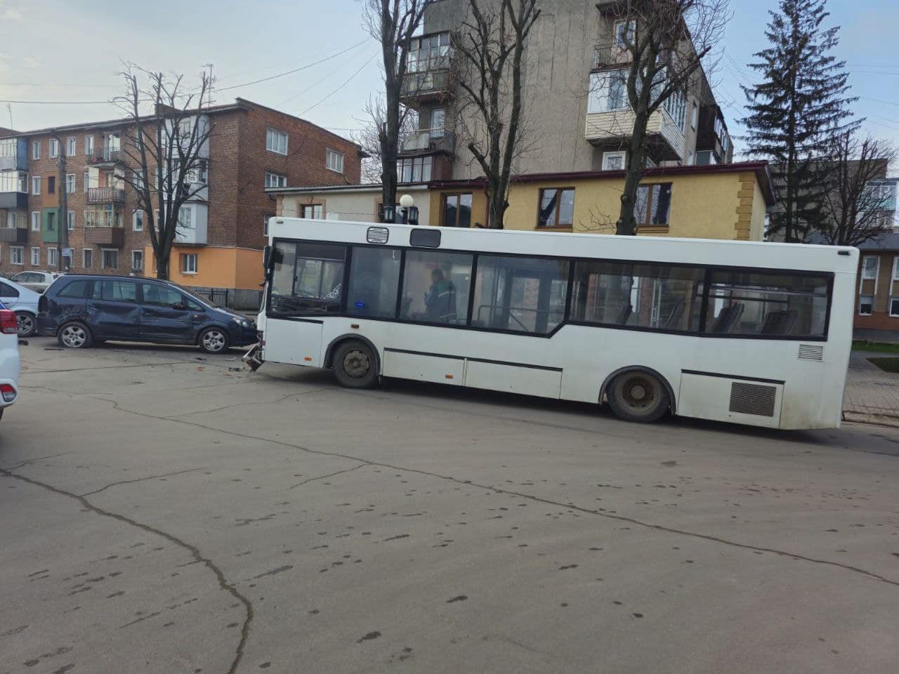 У Коломиї зіткнулися автобус та легковик біля залізничного вокзалу