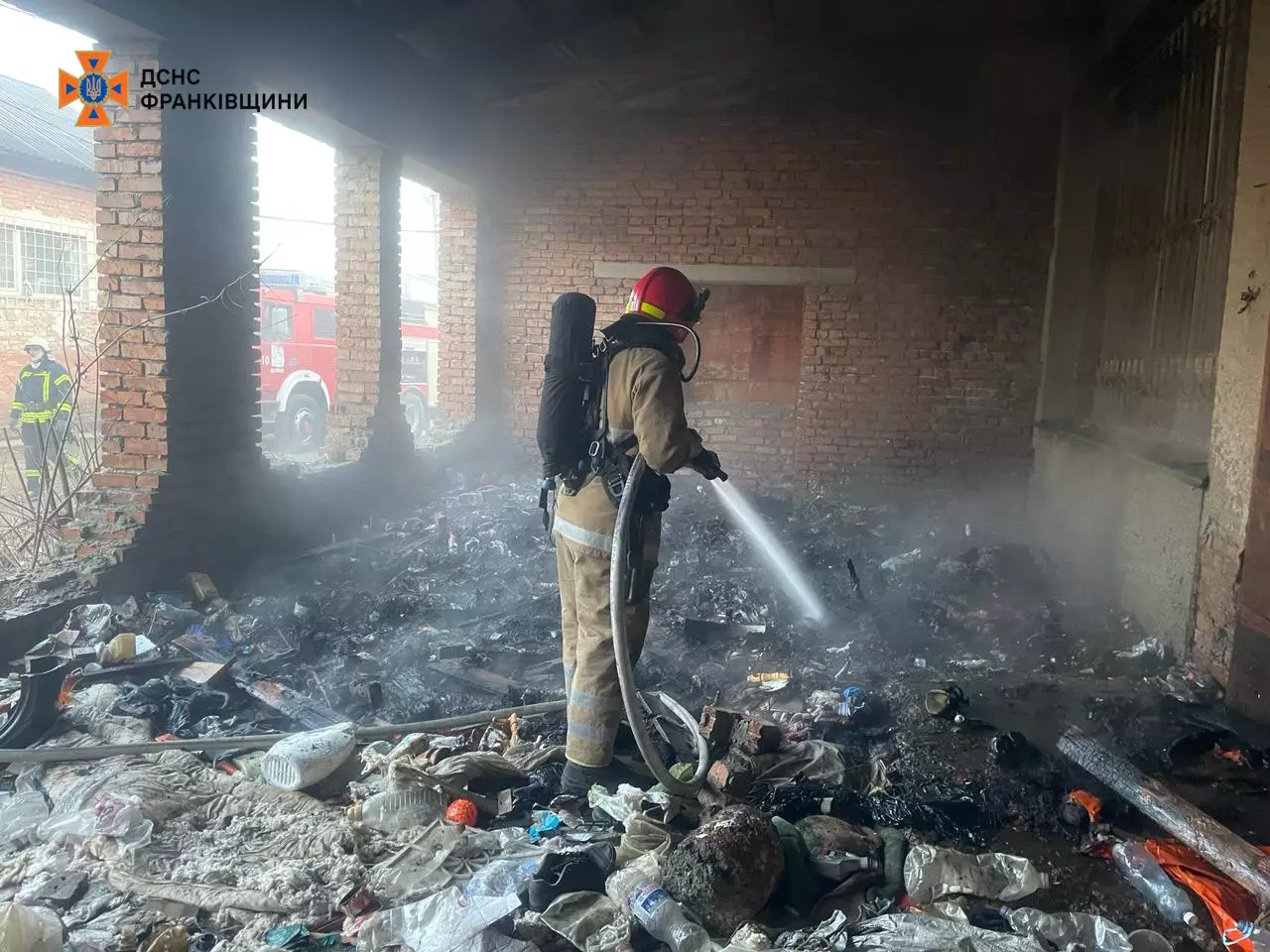 Рятувальники ліквідували пожежу сміття у недіючій будівлі в Долині