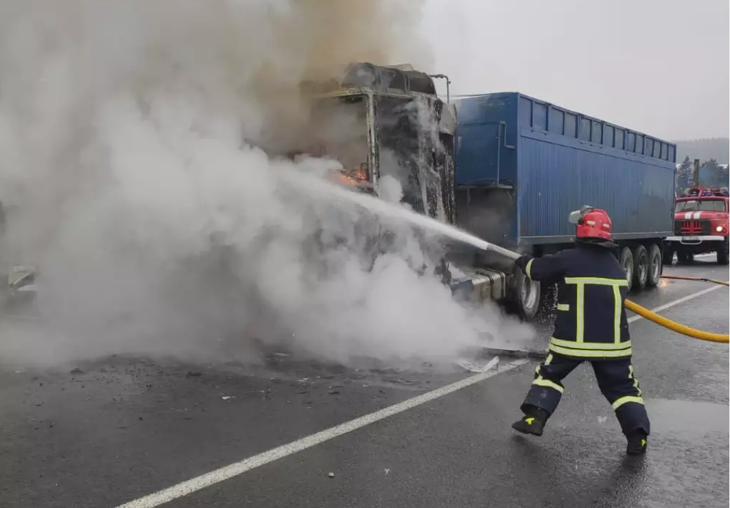 Вогнеборці ліквідували пожежу вантажного автомобіля