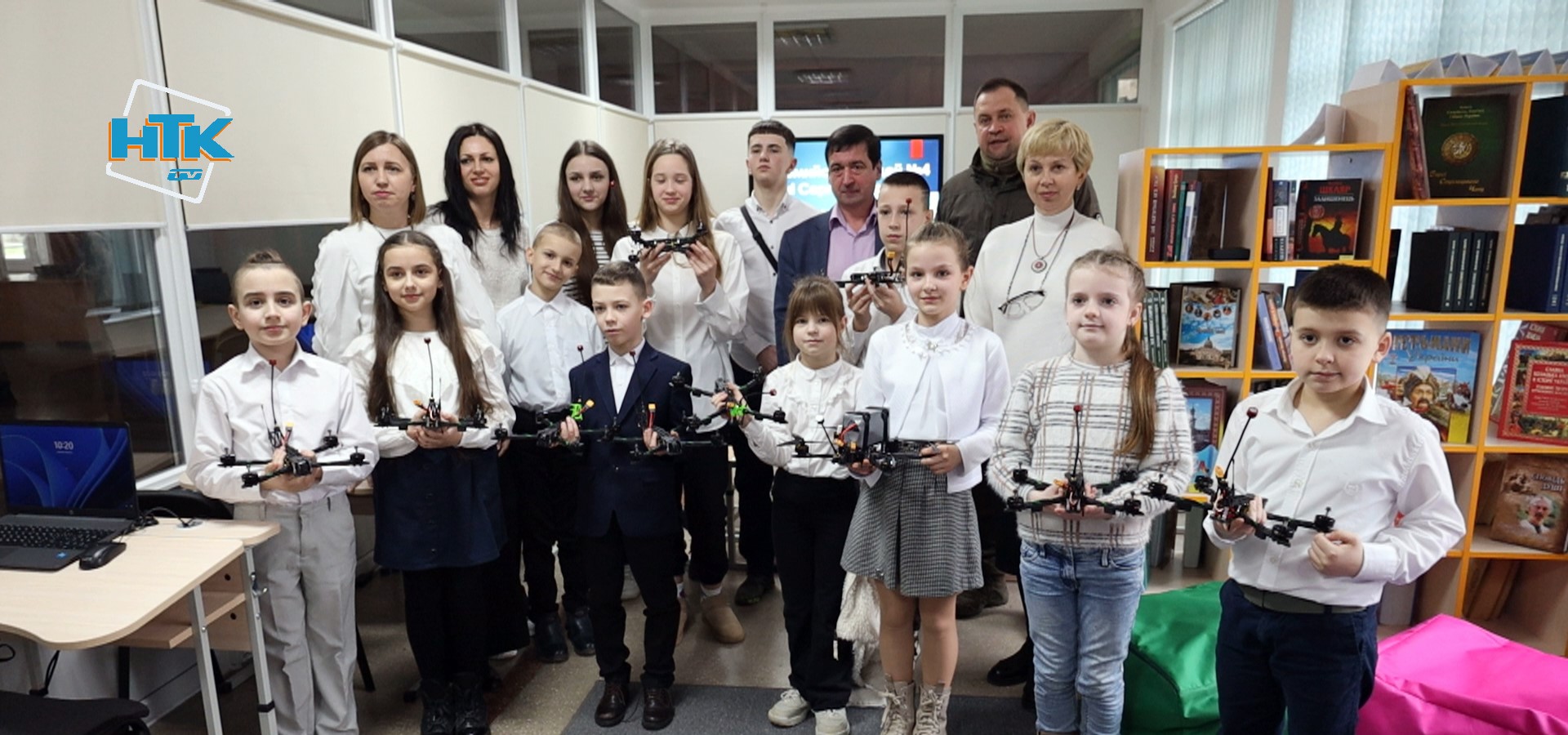 Учні Коломийського ліцею придбали 12 FPV-дронів для «десятки» (ВІДЕО)