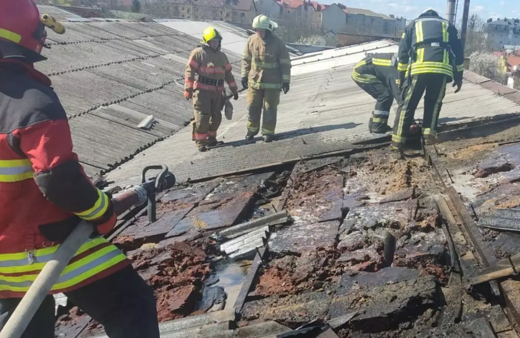 У Коломиї вогнеборці ліквідували пожежу на підприємстві