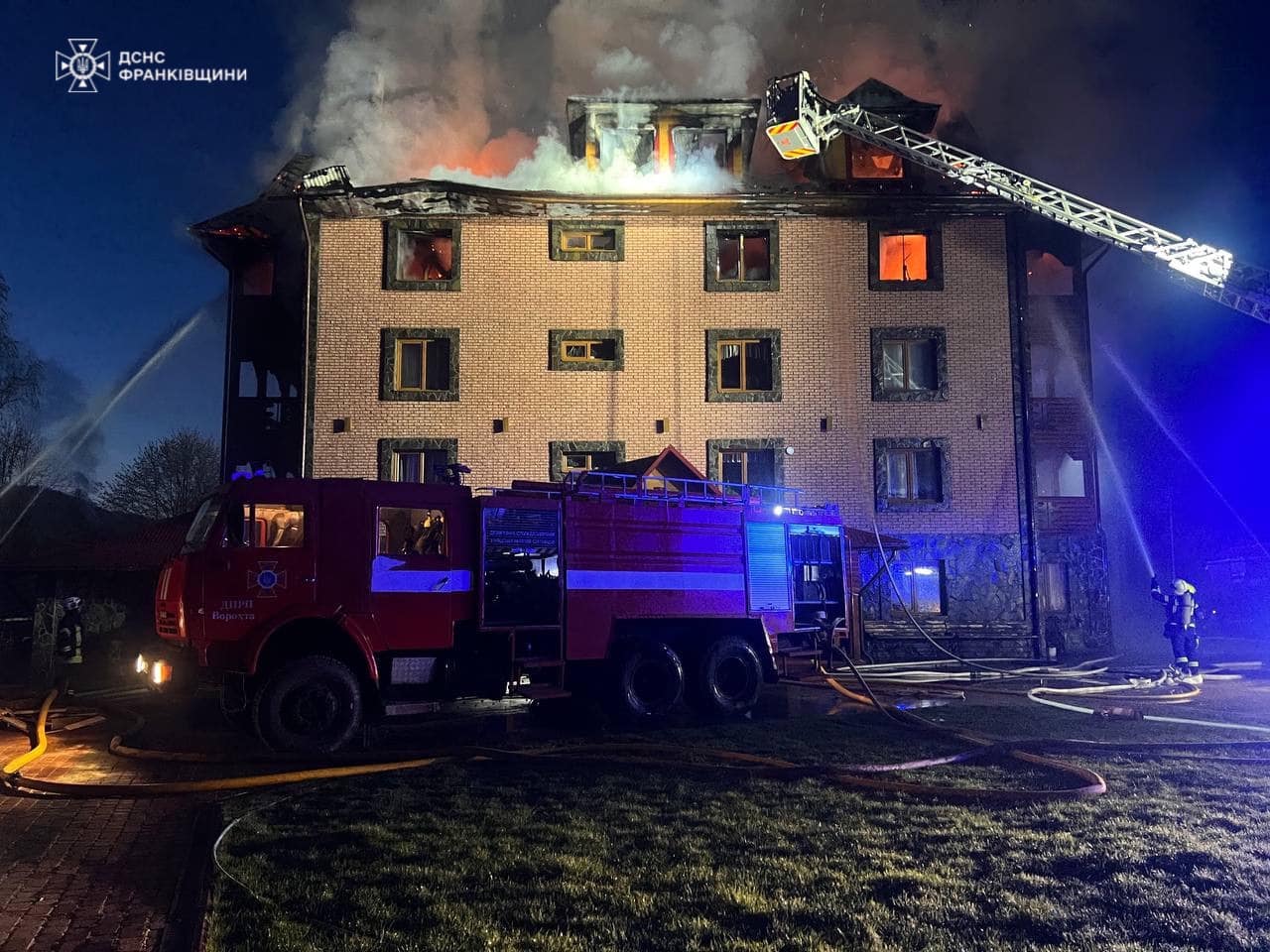 Рятувальники ліквідували пожежу в приміщенні готелю у Ворохті (ВІДЕО)
