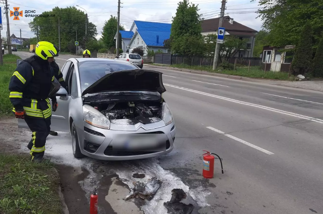 У Івано-Франківську ліквідували пожежу автомобіля за допомогою вогнегасника
