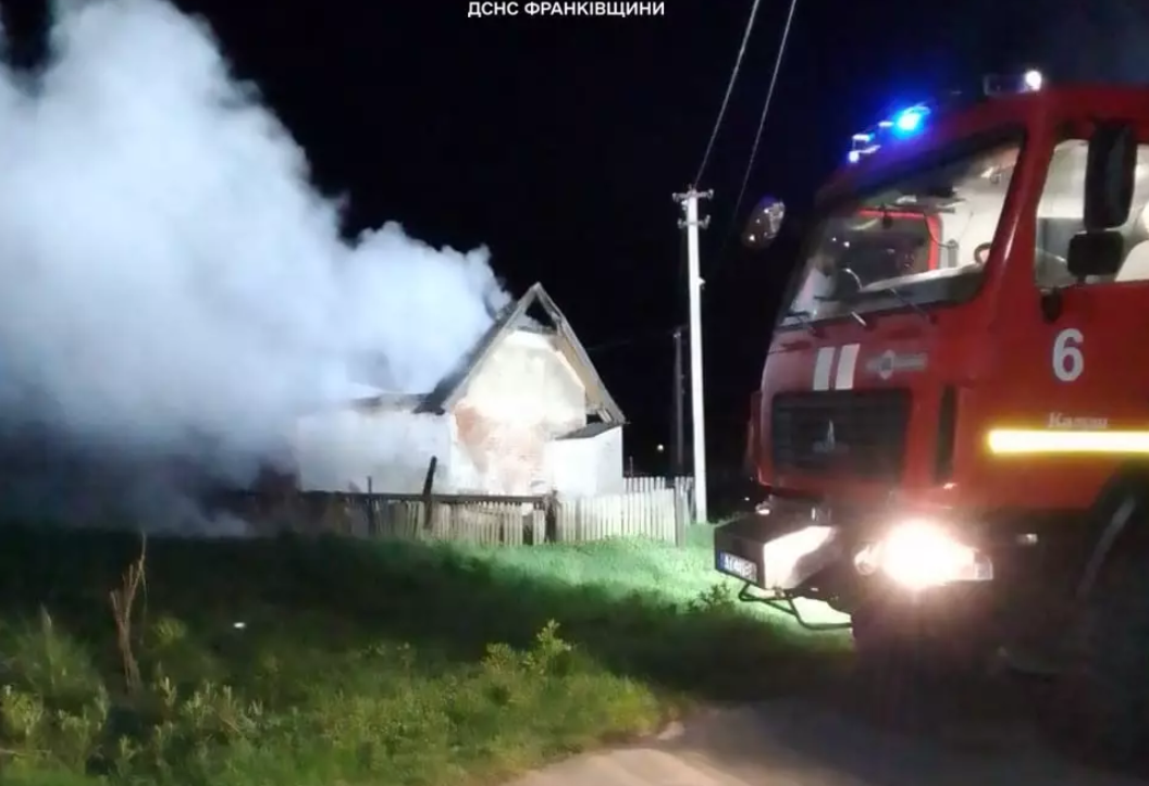 Вогнеборці ліквідували пожежу житлової будівлі у Яремче та господарської у Калуській ТГ