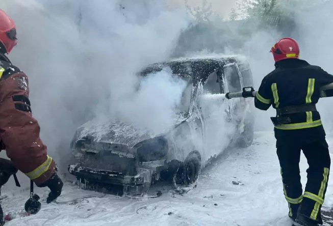 У Івано-Франківську загорівся автомобіль: рятувальники оперативно ліквідували загорання