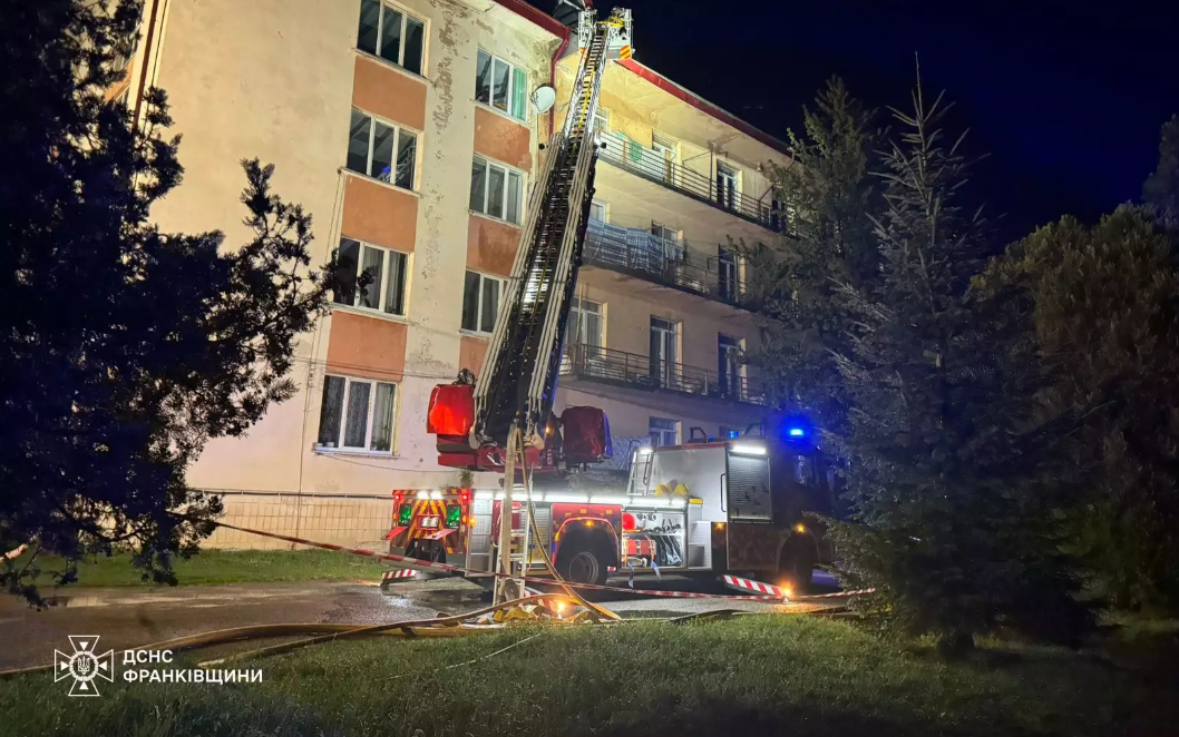 У Яремче вогнеборці ліквідували пожежу в медзакладі (ВІДЕО)