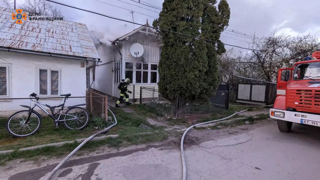 У Косівському районі вогнеборці врятували жінку на пожежі