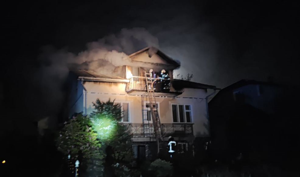У Калуському районі врятували з пожежі чоловіка та жінку