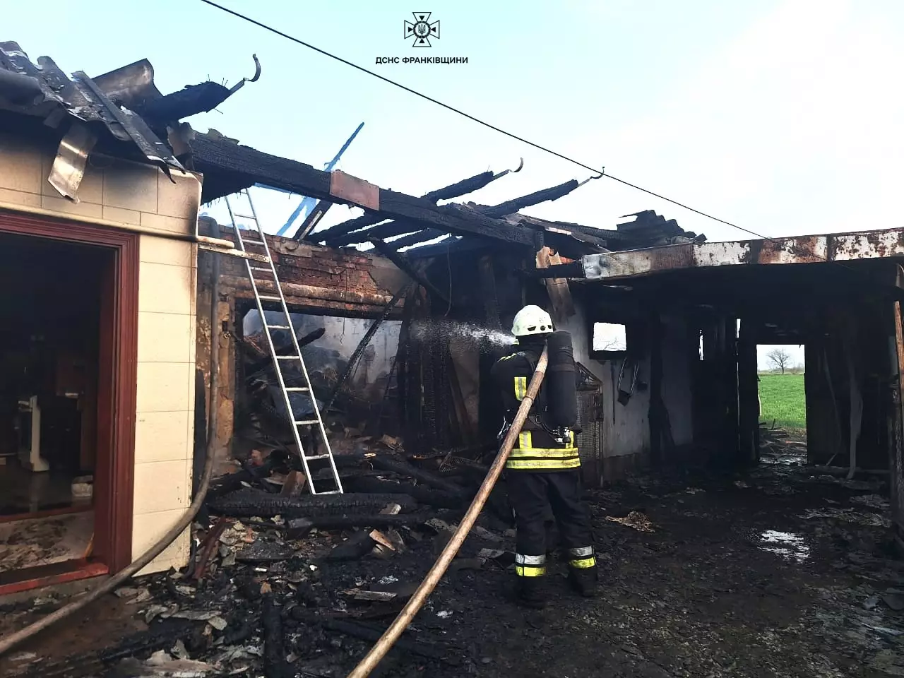 У Калуському районі горів господарський комплекс