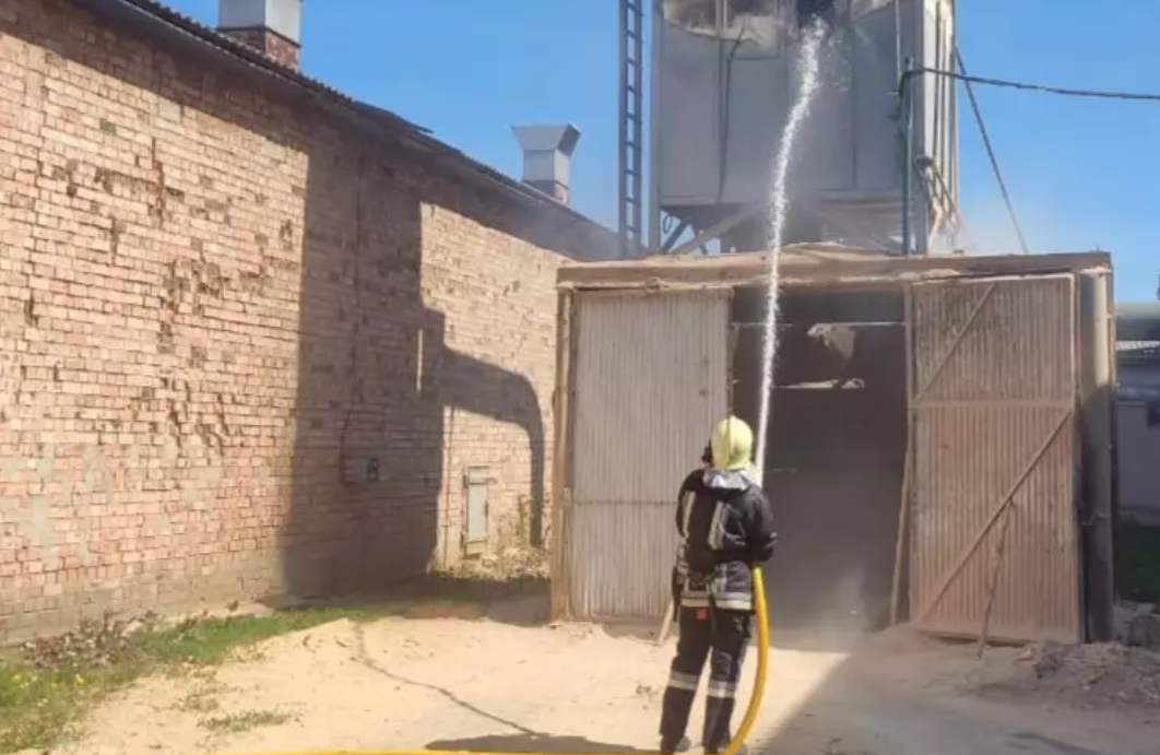 У Коломиї виникла пожежа на території колишнього заводу “Сільмаш”