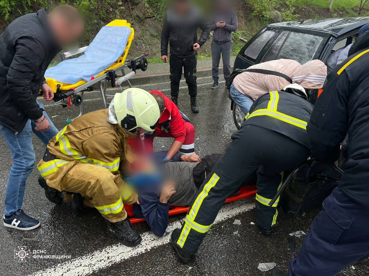 У Надвірнянському районі рятувальники ліквідовували наслідки ДТП: троє осіб постраждало