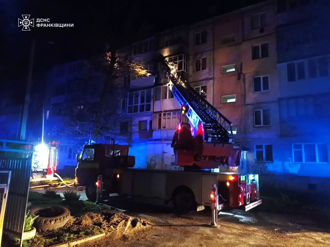 На пожежі в багатоповерхівці Калуша виявили тіло чоловіка, жінку вдалось врятувати