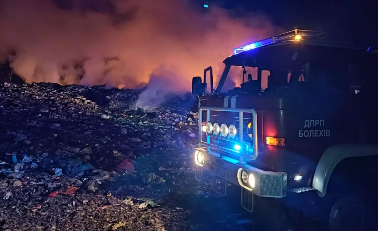 У Болехові вогнеборці ліквідували пожежу побутового сміття
