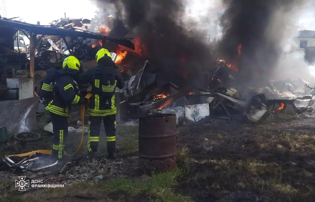 В Івано-Франківську вогнеборці ліквідували пожежу на відкритій території