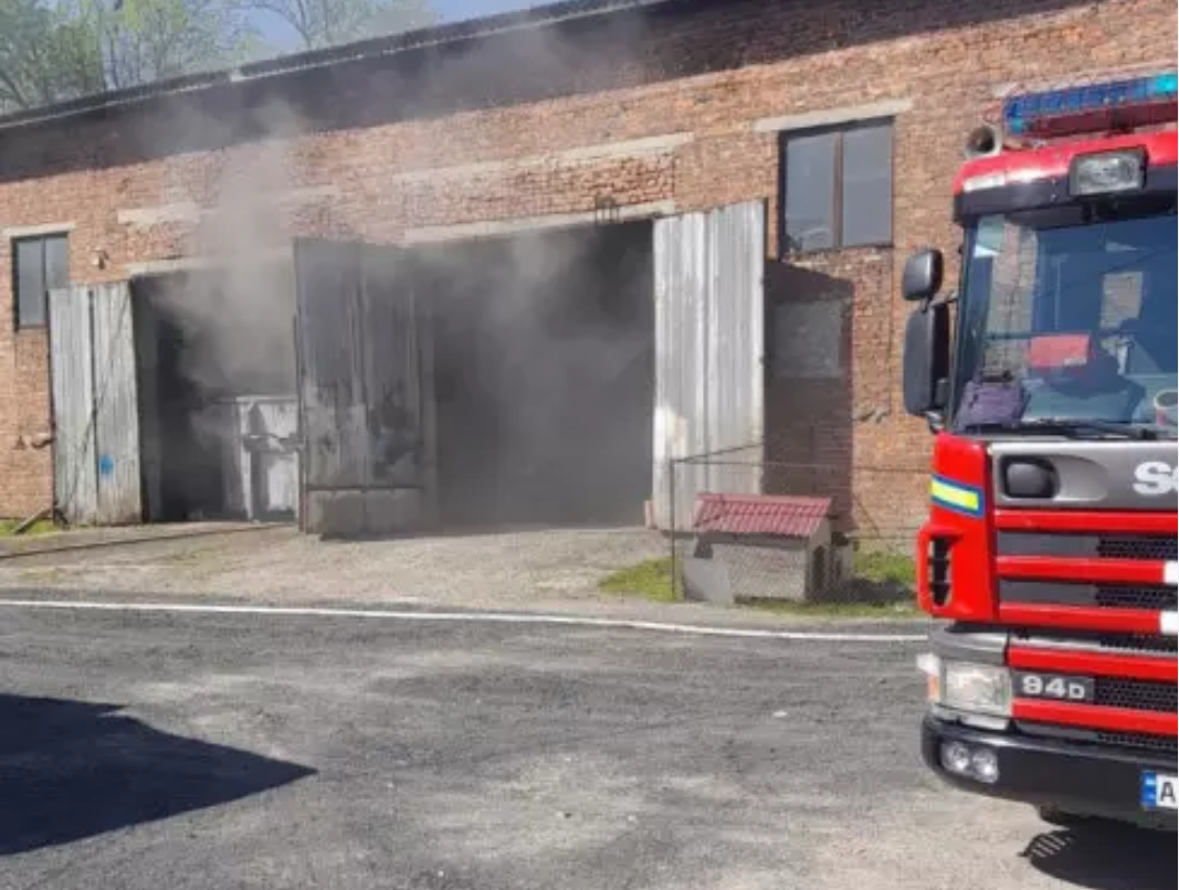 Вогнеборці ліквідували пожежу в приміщенні гаражі у місті Бурштин