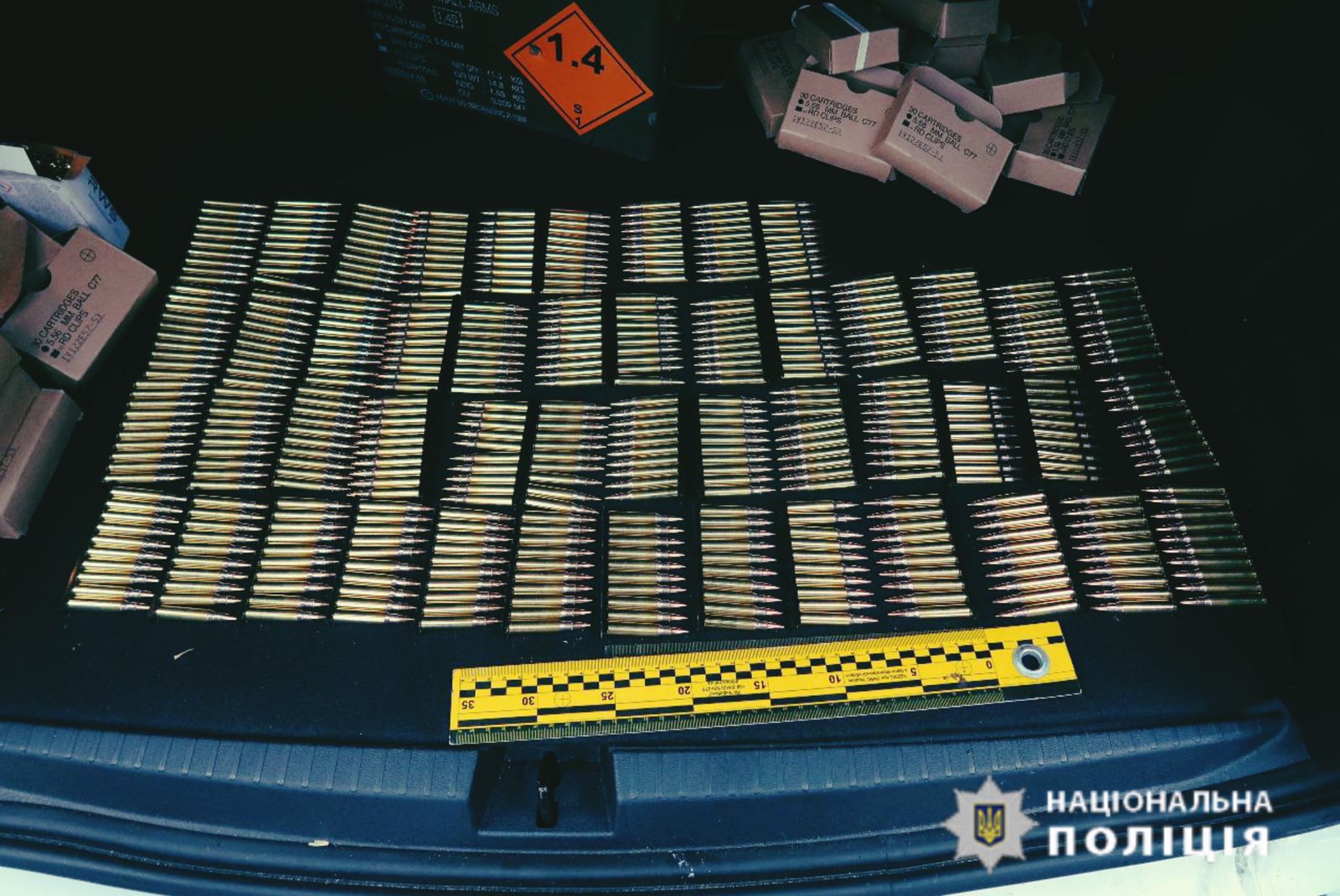 У Яремче чоловік у позашляховику перевозив понад 2600 набоїв різного калібру та зброю