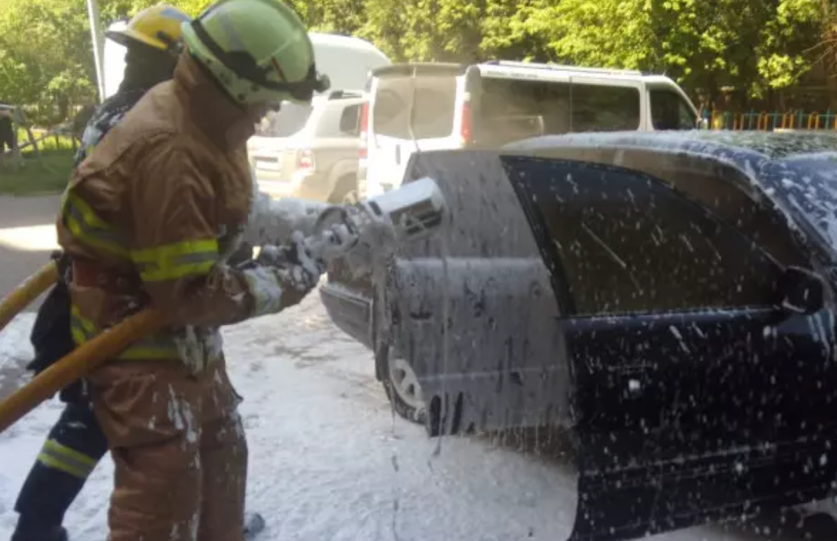 Рятувальники ліквідували пожежу автомобіля в місті Надвірна