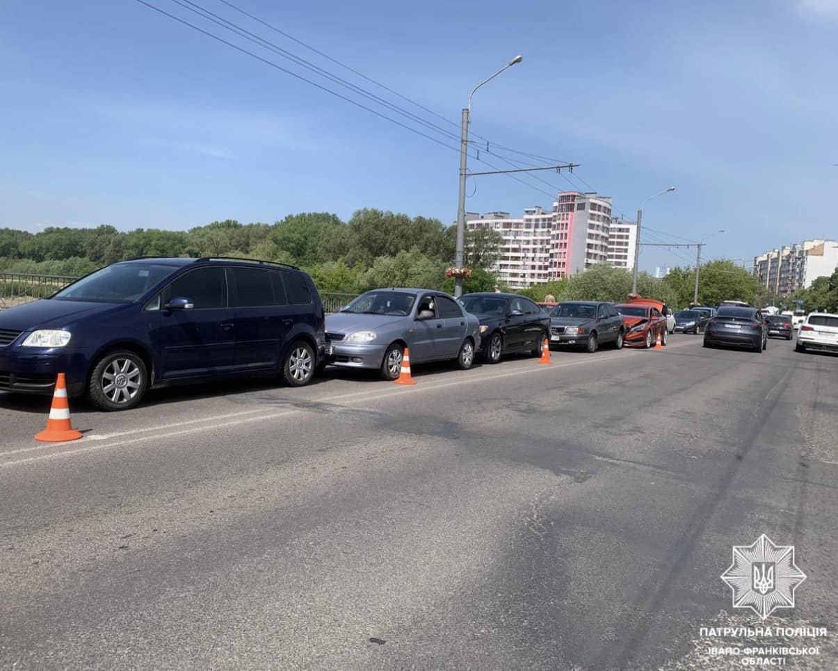 Ланцюгова ДТП на вулиці Галицькій: шість пошкоджених авто, постраждалих немає