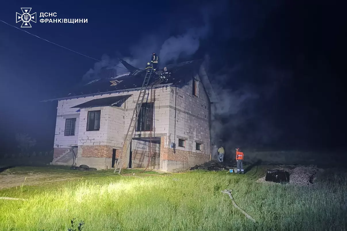 Рятувальники ліквідували пожежу житлової будівлі у Долинській ТГ