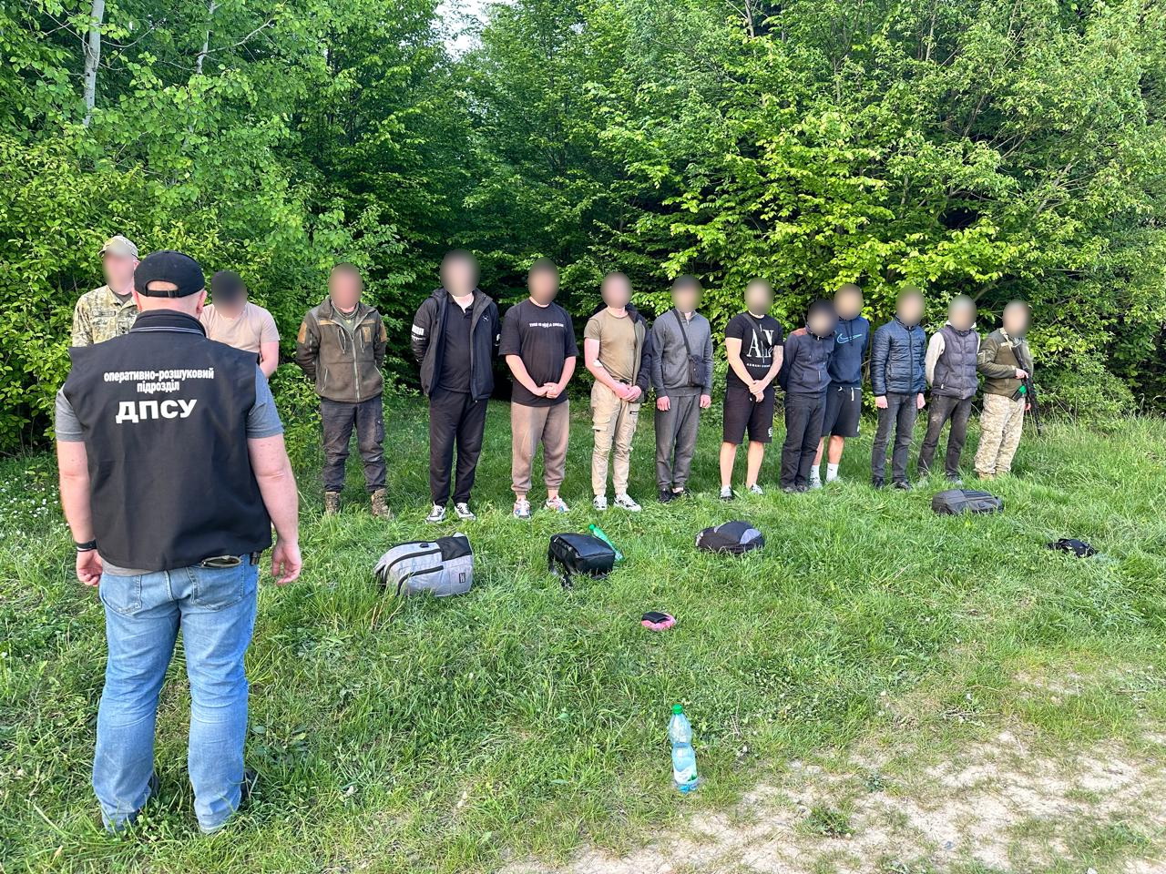 Біля кордону прикордонники затримали порушників та організаторів нелегального виїзду