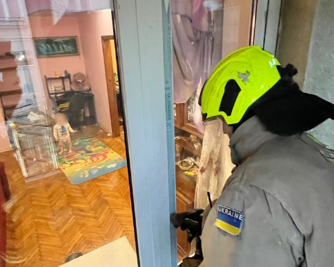 Рятувальники надали допомогу з відкривання дверей квартири, де була дитина