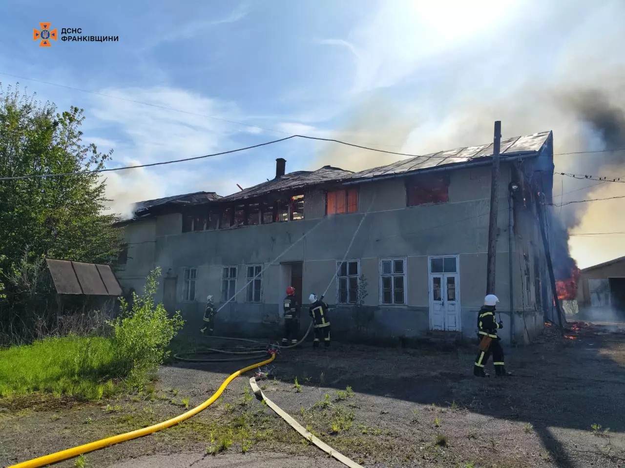 У Калуському районі вогнеборці ліквідували пожежу не діючої будівлі