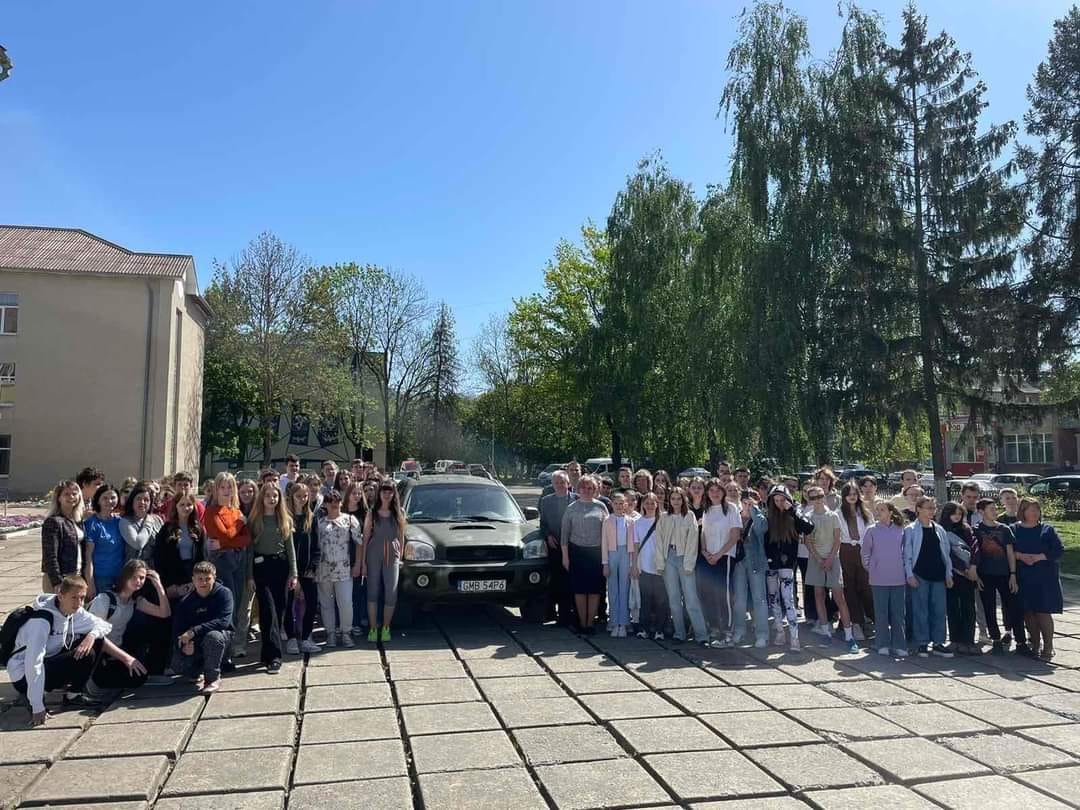 Учні Калуського ліцею передали на фронт "великодній" автомобіль