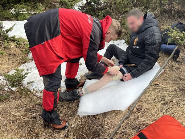 Гірські рятувальники допомогли травмованому туристу на Говерлі