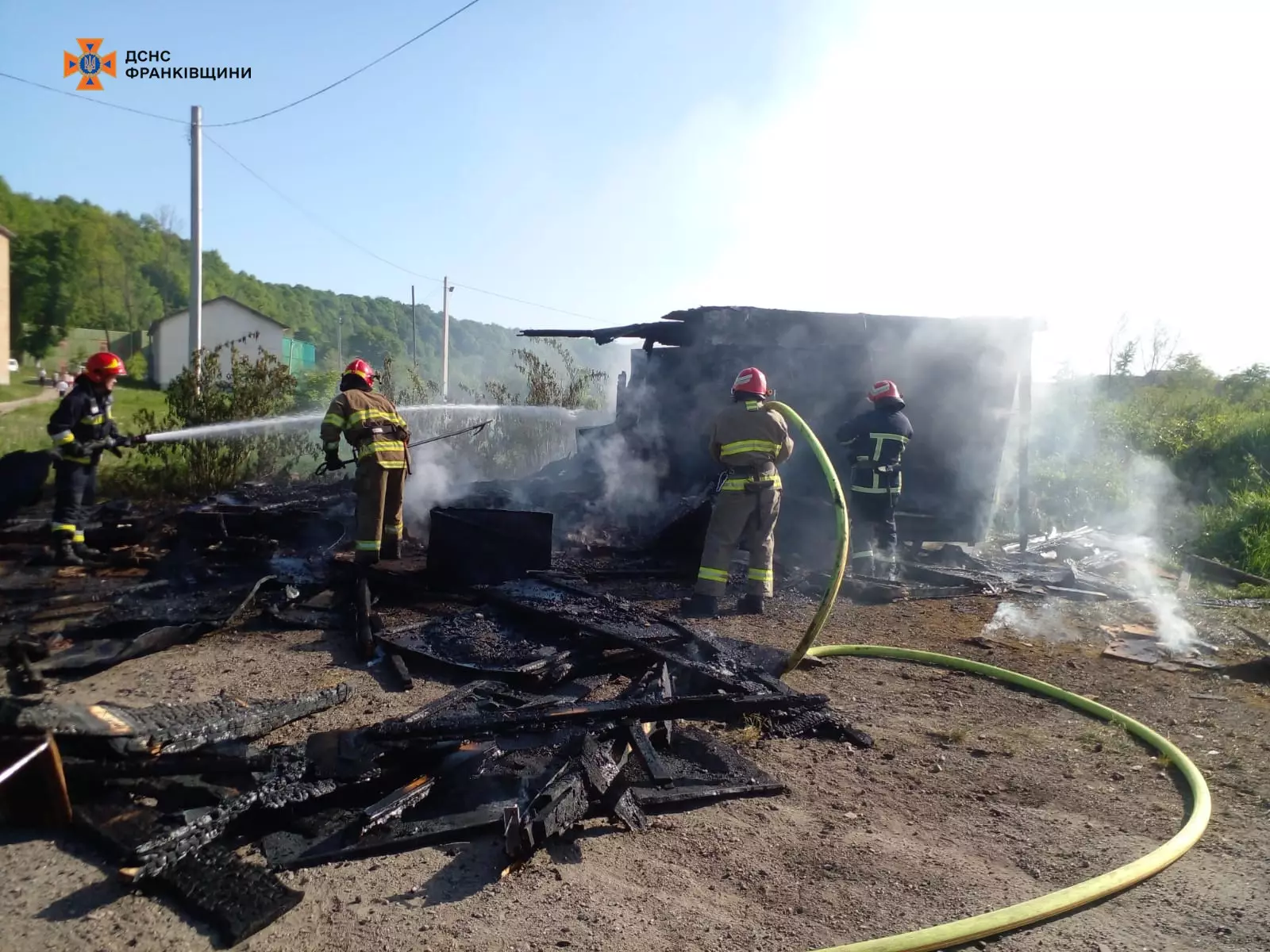 На Прикарпатті рятувальники ліквідували пожежу металевого вагончика