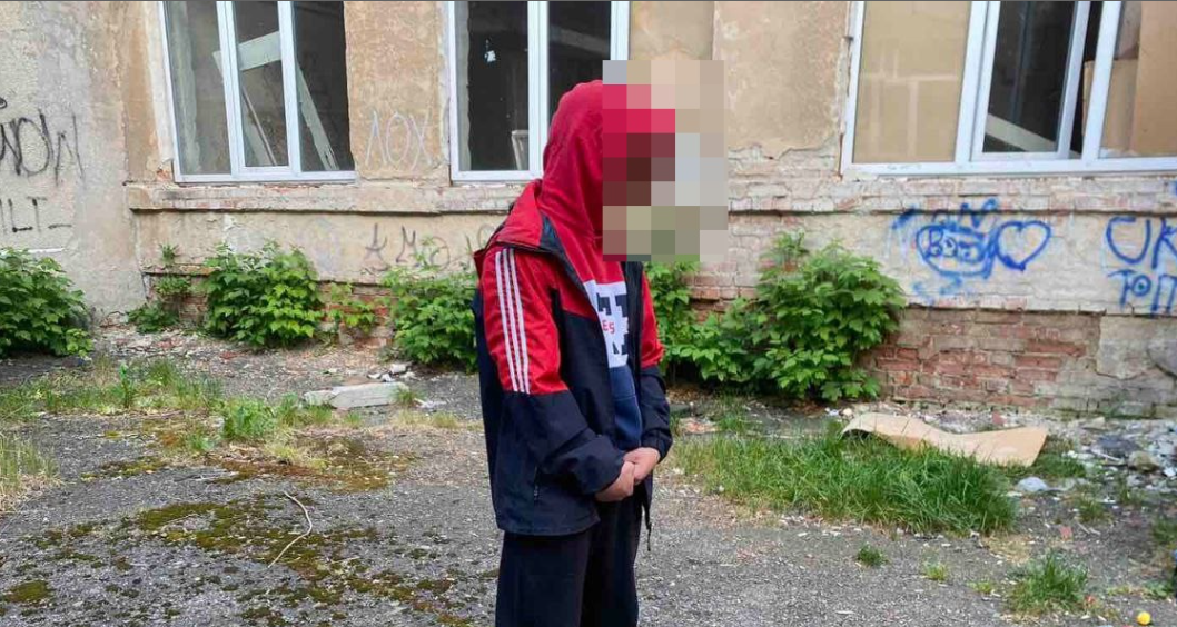 У Калуші, поліцейські затримали чоловіка, що проник на територію колишнього дитсадку