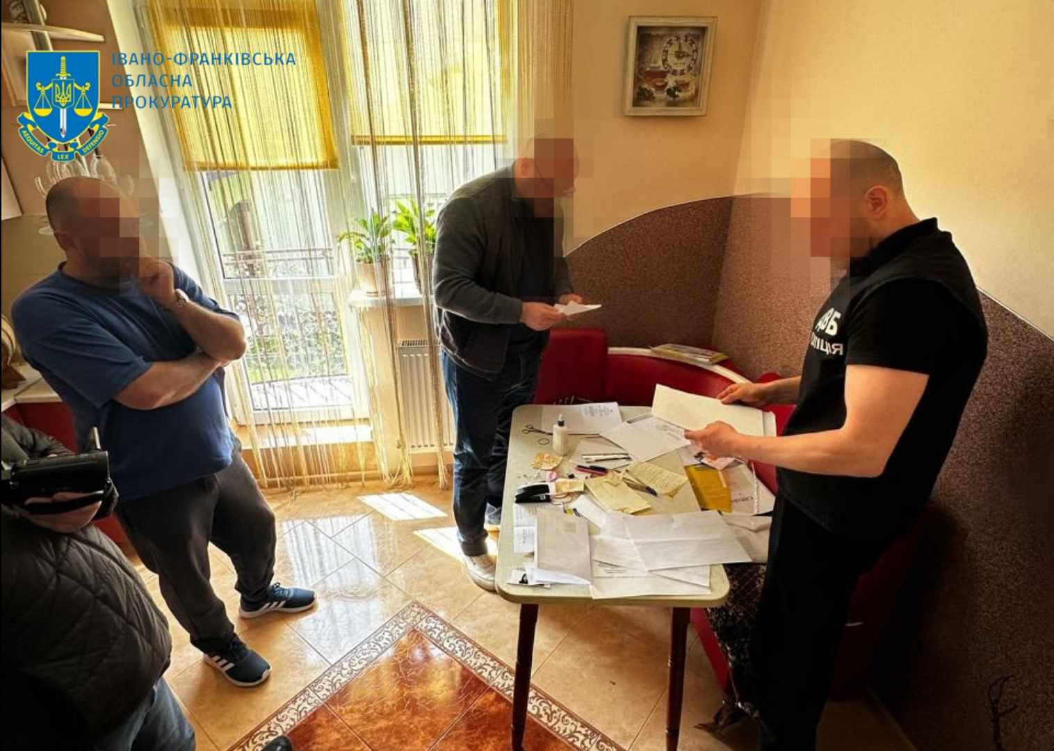 На Прикарпатті правоохоронцю повідомили про підозру у хабарництві та підроблені документів