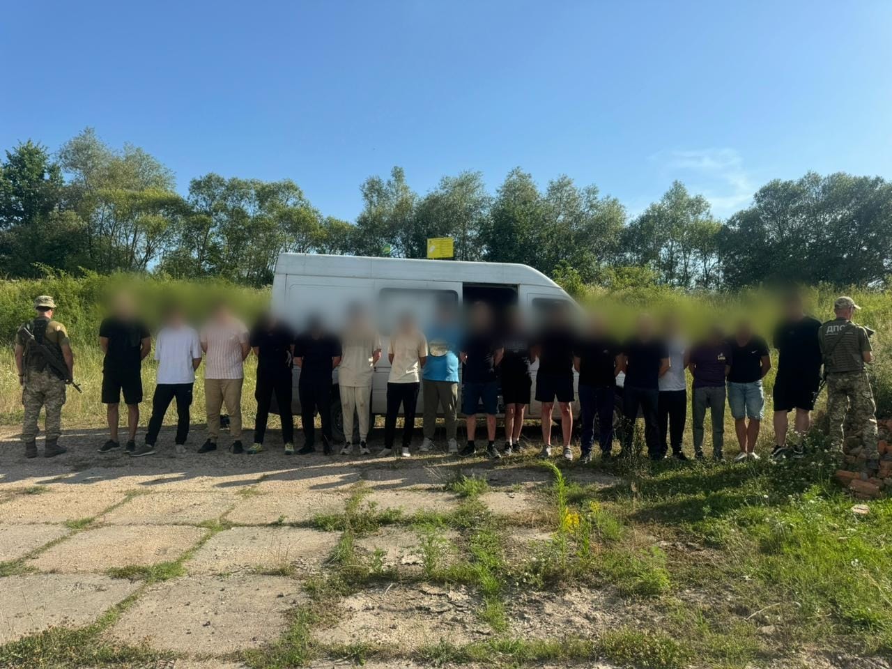 Прикордонники зупинили 17 чоловіків на кордоні з Угорщиною, серед них - прикарпатці
