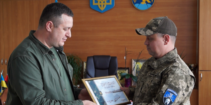Дерев’яне різьблення військового з Коломиї продали на аукціоні за 50 000 гривень