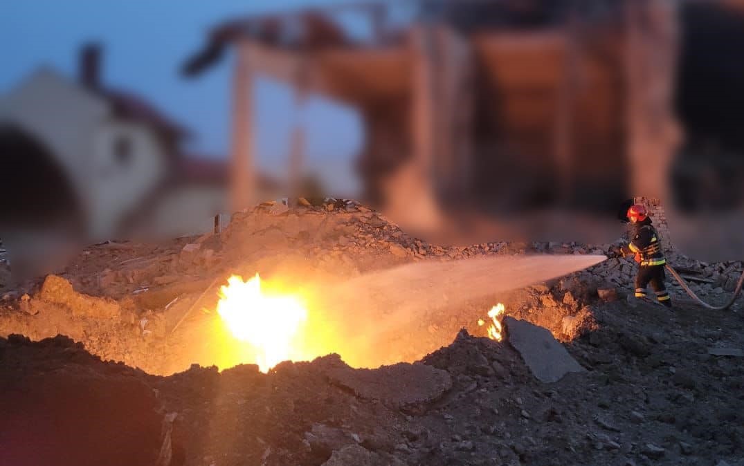 Рятувальники ліквідували пожежу після ракетного обстрілу Прикарпаття