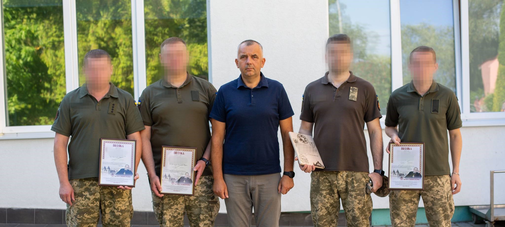 У Франківську працівникам військового госпіталю вручили подяки та відзнаки “За честь і звитягу”