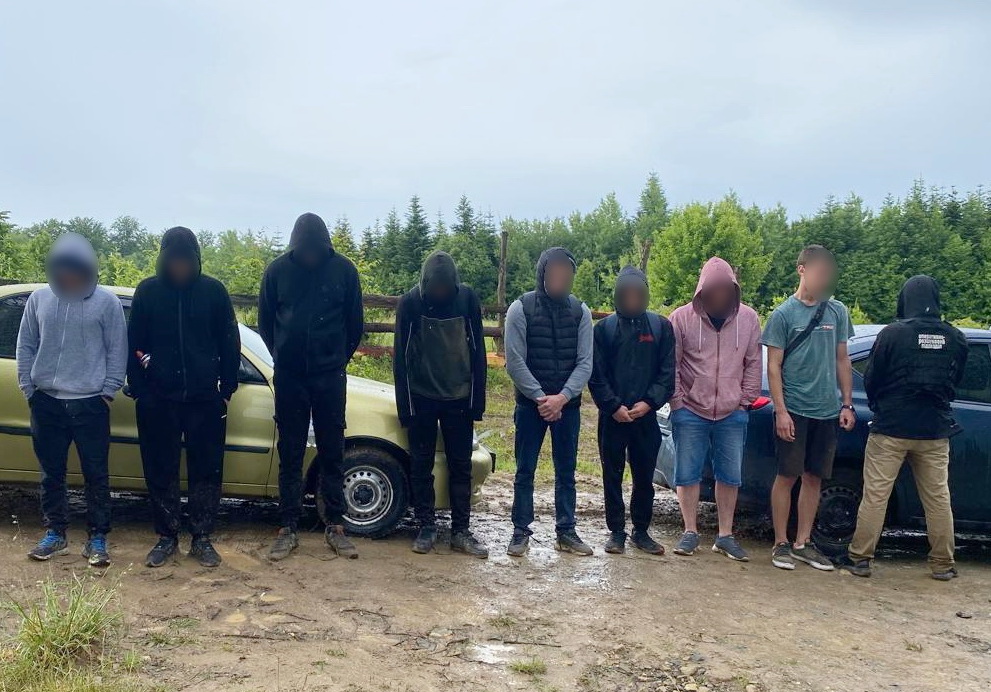 На Буковині прикордонники зупинили два автомобілі з нелегальними мігрантами