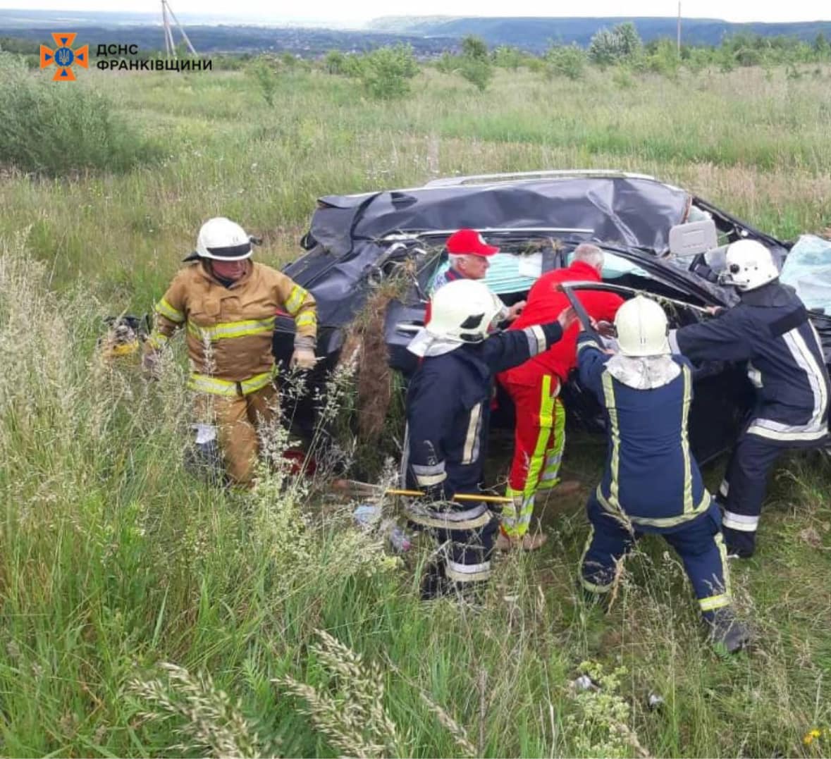 Рятувальники ліквідували наслідки ДТП в Надвірнянському районі