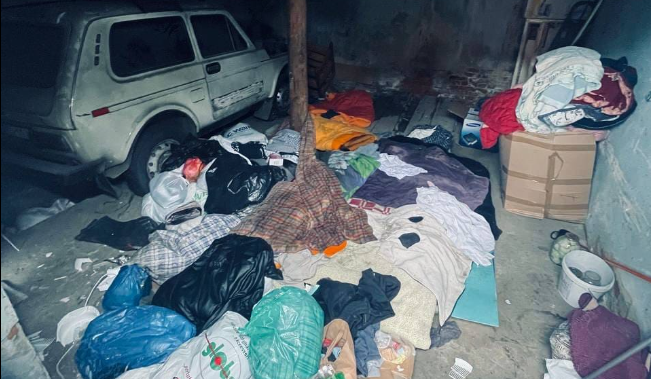 У Франківську патрульні затримали осіб, які проникли в гараж та проживали там