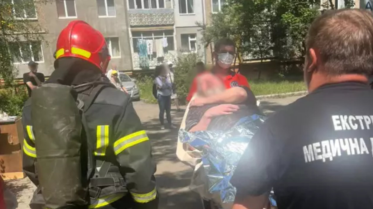 У Івано-Франківську рятувальники врятували чоловіка з палаючої квартири