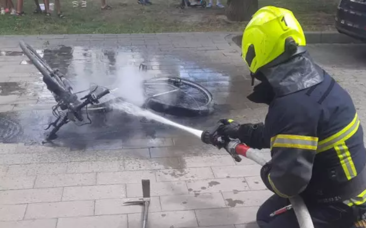 У багатоповерхівці в Франківську сталася пожежа електровелосипеда