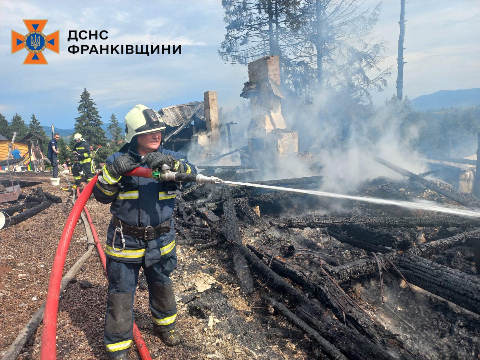 Рятувальники ліквідували пожежу на території етнопарку в Надвірнянському районі