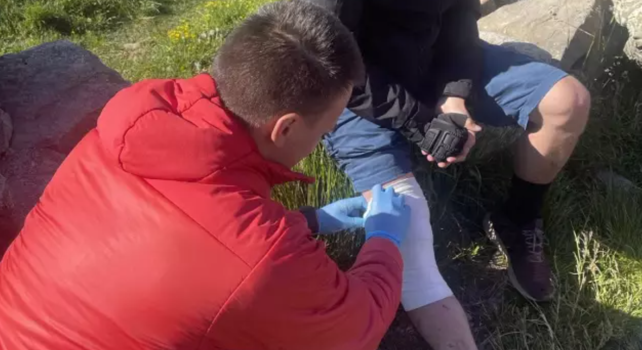 У Карпатах рятувальники допомогли туристу з Київщини, який травмував ногу