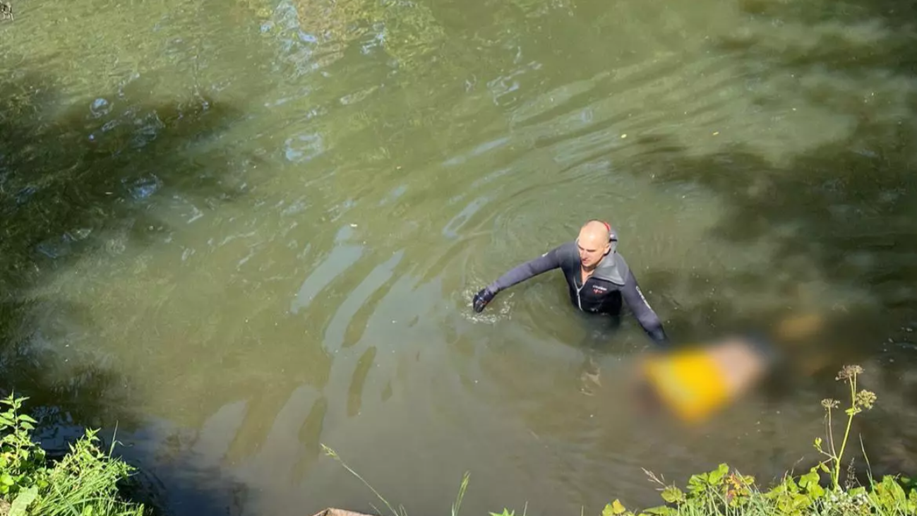 Рятувальники підняли з річки тіло чоловіка