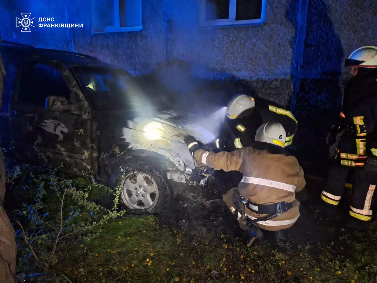 У Івано-Франківську рятувальники ліквідували пожежу легкового автомобіля