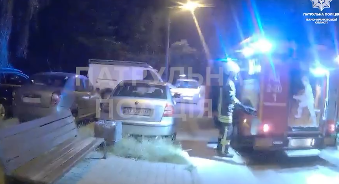 Патрульні та рятувальники врятували чоловіка під час пожежі в Івано-Франківську