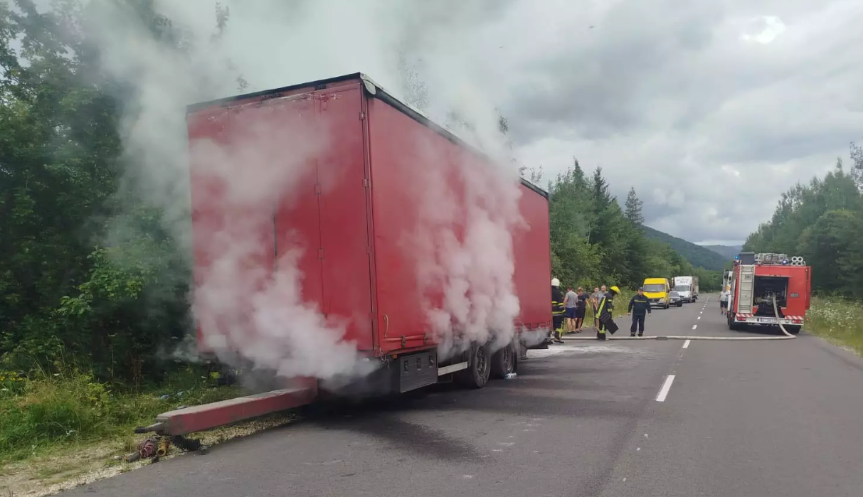 Рятувальники ліквідували пожежу автомобіля в Калуському районі
