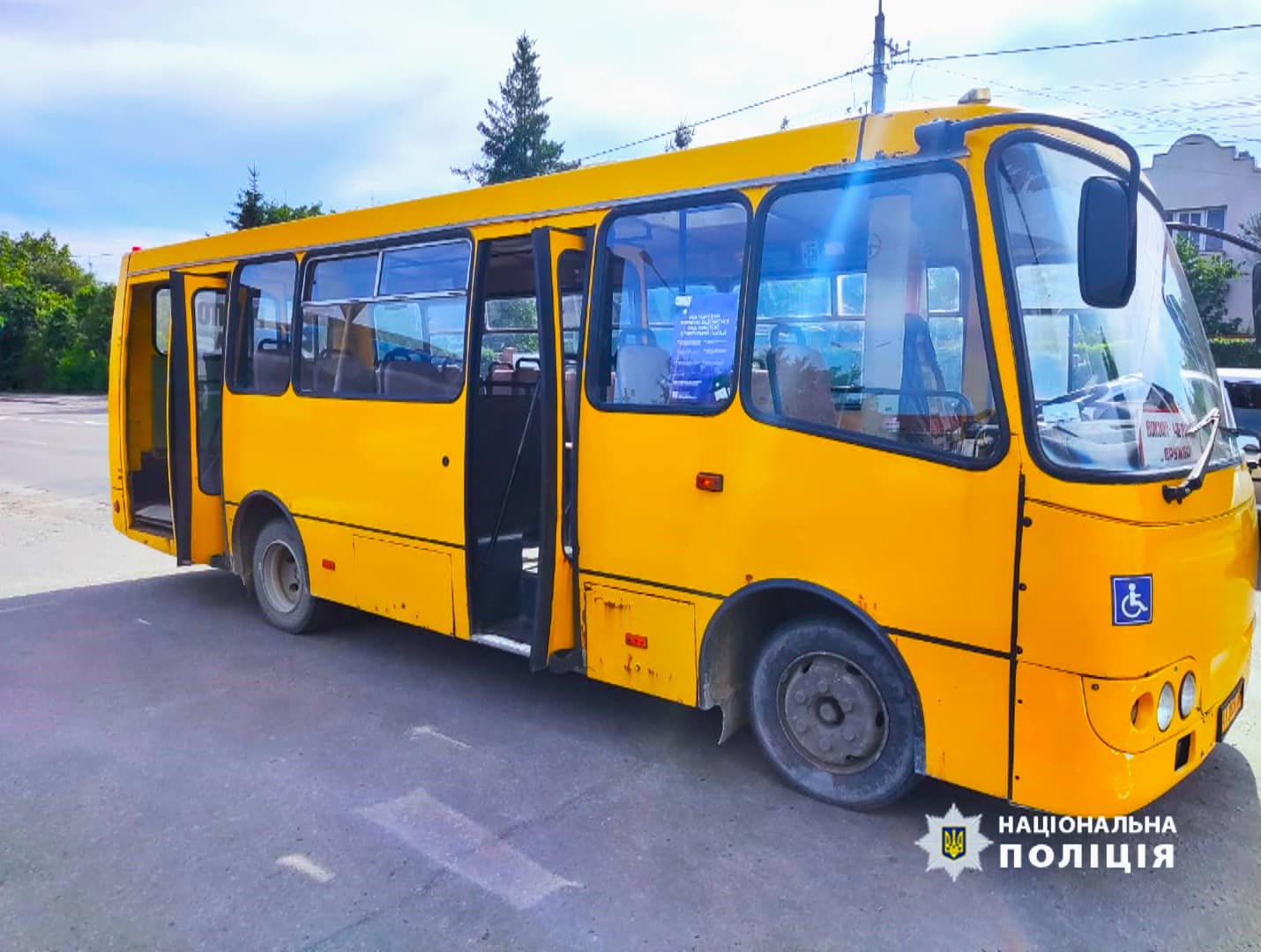 У Івано-Франківську пасажирка випала з маршрутного автобуса