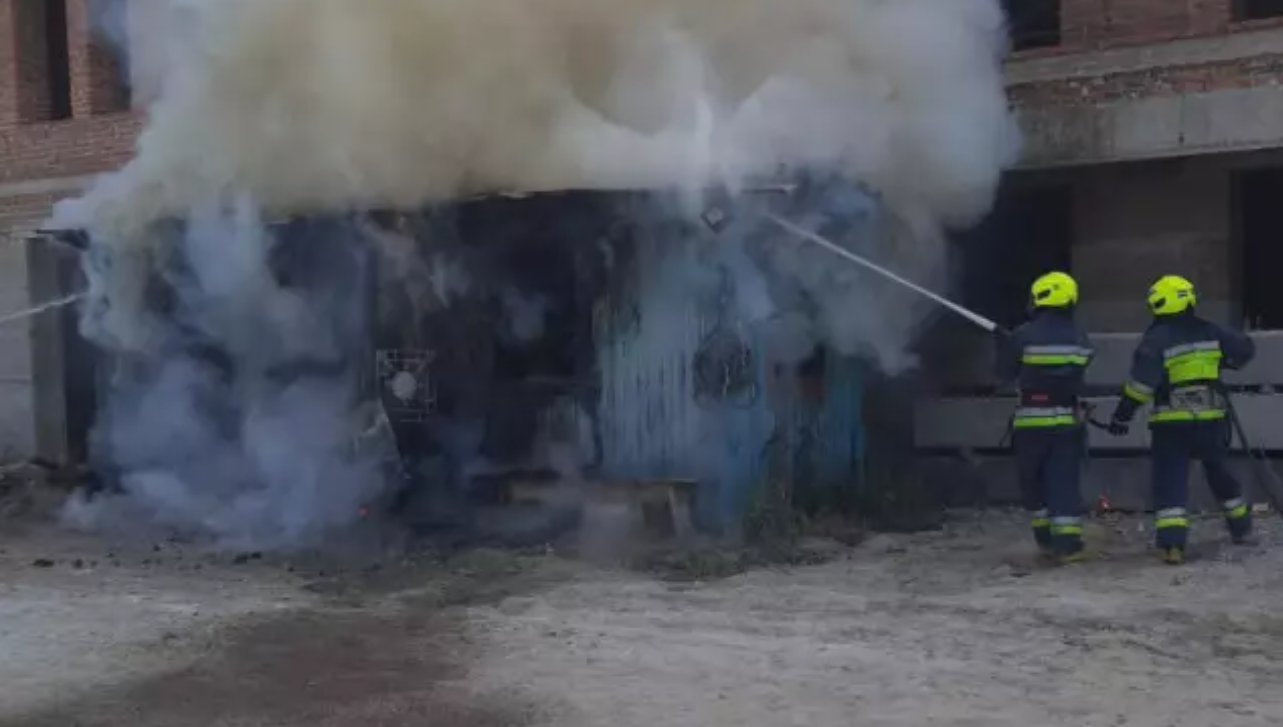 В Івано-Франківську ліквідували пожежу металевого вагончика