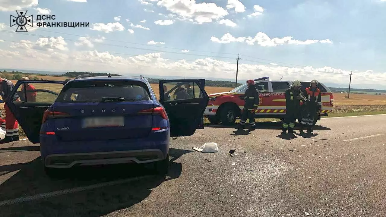 Рятувальники ліквідували наслідки ДТП на Коломийщині